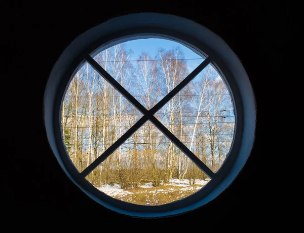 Okrągłe Okno Widokiem Drzewa — Zdjęcie stockowe