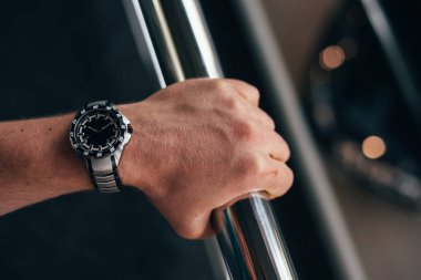 Zalim bir saatle adamın eli tırabzanı tutar