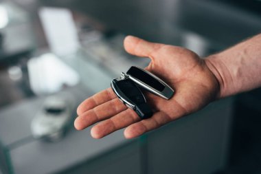 Erkek avucunda anahtarlar