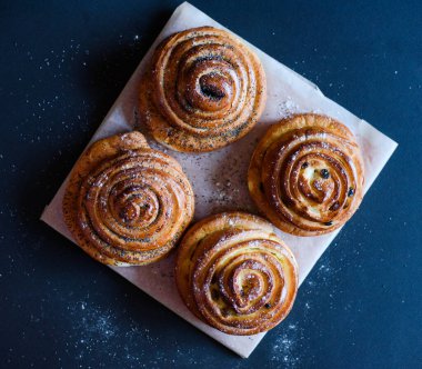 Nefis tarçınlı çörekler. Haşhaş tohumlu çörekler ve kuru üzümler. Kırmızı Pişirme