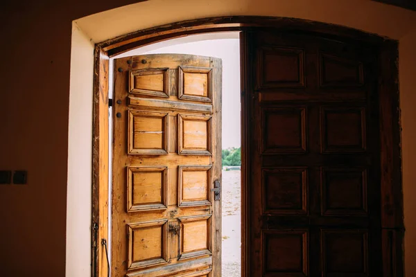 Dwoje Drewnianych Drzwi Malowanych Lakierem Których Jedna Jest Otwarta — Zdjęcie stockowe