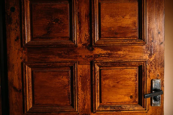 Stare Drewniane Drzwi Ciemnym Lakierem Zbliżenie — Zdjęcie stockowe