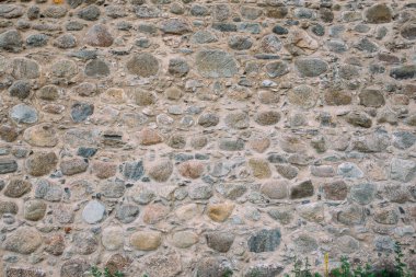 Büyük taştan yapılmış yüksek kale duvarı