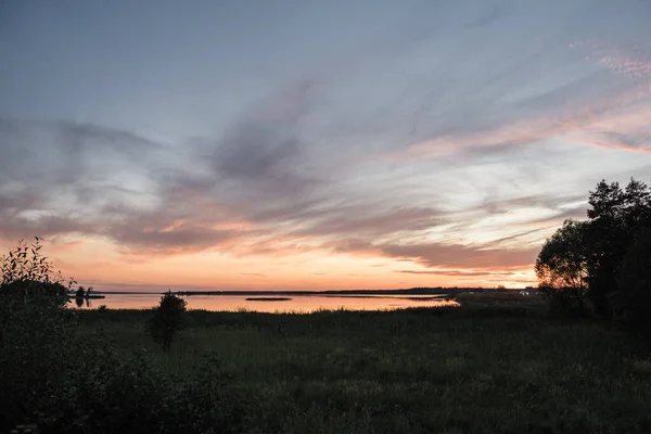 湖の夕日 車が行く道の隣には — ストック写真