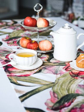 Çay ve elmalı çaydanlık masada yatıyor.