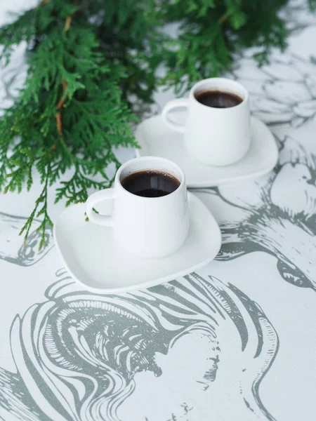 Masada Fincan Kahve Thuja Dalları Beyaz Çiçek — Stok fotoğraf