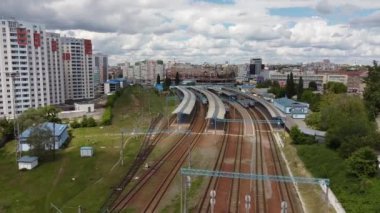 Tren istasyonu ve banliyö treni. Bağbozumuna sahip demiryolu