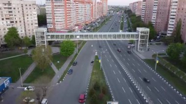 Bir yol ve yaya köprüsünün üzerinden geçen bir uçağın hızlandırılmış videosu.