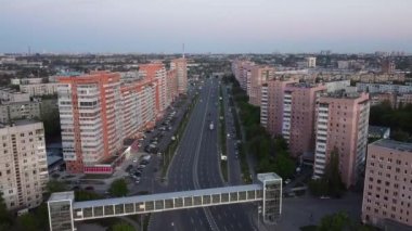 Kamerayı yol ve köprüye doğru yavaşça indirmek. Şehir videosu için son çerçeve