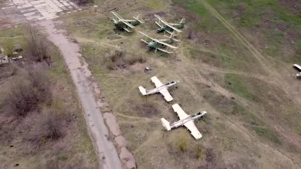 Пролетают над старыми разрушенными самолетами. Старый советский военный самолет на заброшенном аэродроме . — стоковое видео