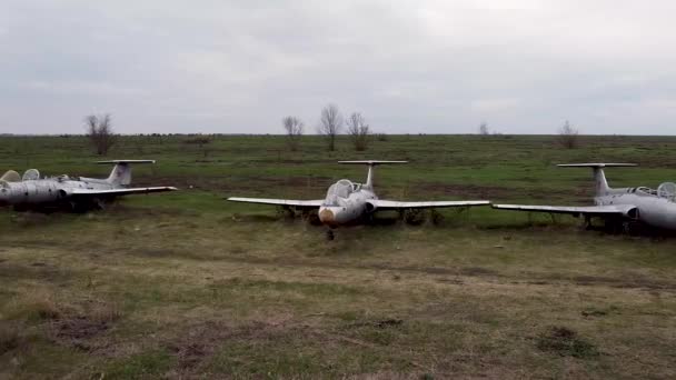 Düşen eski bir askeri uçağın terk edilmiş bir havaalanından havadan çekilmiş görüntüsü. — Stok video