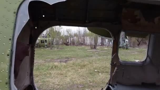 Παλιό σκουριασμένο στρατιωτικό ελικόπτερο σε ξέφωτο — Αρχείο Βίντεο
