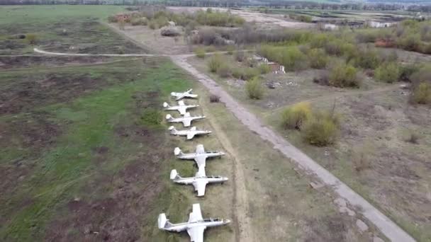 Şu anda kullanılmayan bir uçak koleksiyonu. Bir sıra terk edilmiş askeri uçak. — Stok video
