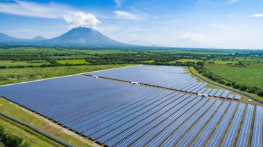 Hava görünümünde güneş panelleri
