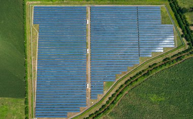 Hava görünümünde güneş panelleri