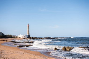 Kumsalın ve deniz fenerinin kartpostal görüntüsü. Jose Ignacio, Maldonado, Uruguay