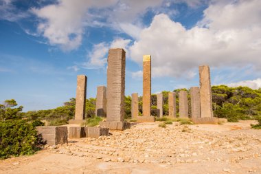 Güzel bir öğleden sonra güneş saati, Cala Llentia 'da turistik bir yer. Andrew Rogers, Sant Josep de sa Talaia, Ibiza, Balear Adaları, İspanya