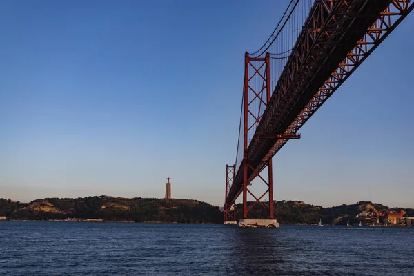 Jembatan April Ponte Abril Adalah Sebuah Jembatan Gantung Baja Yang Stok Foto Editorial C Mmichelerinaldi 390863096