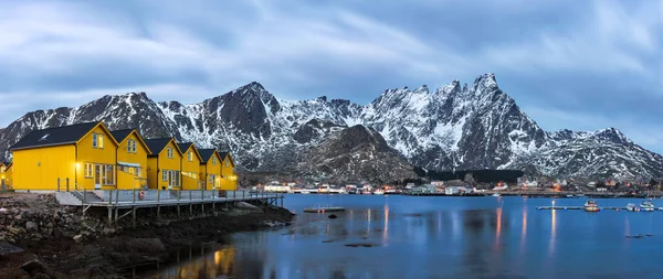 Klasické osvětlené žluté nábřeží rorbu v Ballstadu, ostrov Lofoten, Norsko — Stock fotografie