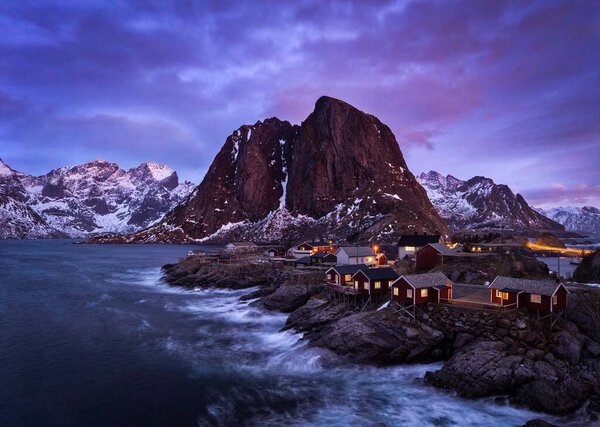 Illuminated fishing village with rorbu houses in Homnoya, Lofoten island, Norway — Stock Photo, Image
