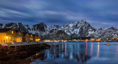 Ballstad, Lofoten Adası, Norveç 'te klasik aydınlatılmış sarı deniz manzaralı rorbu.