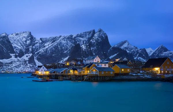 Klasické osvětlené žluté nábřeží rorbu v Reine, ostrov Lofoten, Norsko — Stock fotografie