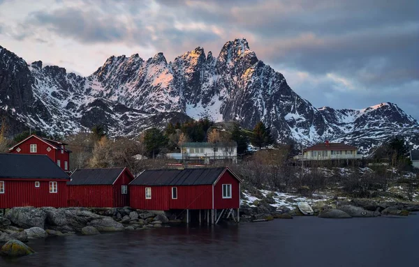 Klasické červené rorbu vedle pohoří v Ballstadu, ostrov Lofoten, Norsko — Stock fotografie