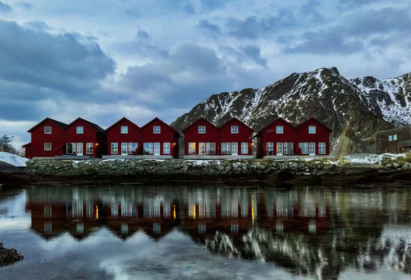 Symetrická řada klasického červeného rorbu v Ballstadu, ostrov Lofoten, Norsko — Stock fotografie