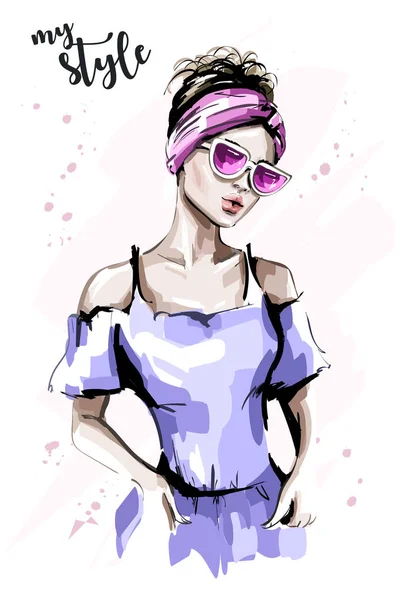 Belle Femme Dessinée Main Dans Bandeau Femme Mode Lunettes Soleil — Image vectorielle