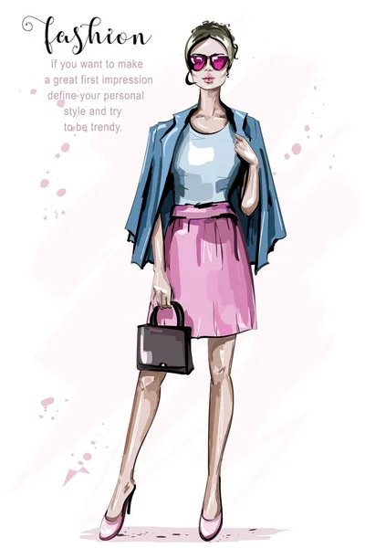 手描き美しい若い女性バッグ サングラスのファッションの女性 スタイリッシュな服 エレガントな女性 スケッチ — ストックベクタ