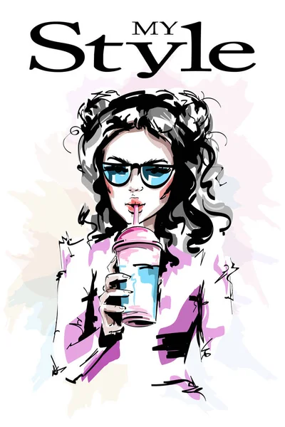 手描き美しい若い女性透明の使い捨てのプラスチック製のジュースのカップを保持しています サングラスでスタイリッシュなエレガントな女の子 ファッション女性の肖像画 スケッチ — ストックベクタ