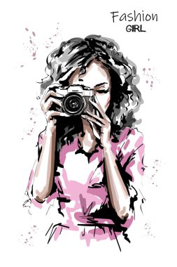 El çekilmiş güzel genç kadınla fotoğraf makinesi. Şık zarif kız. Moda kadın portre. Kroki. 