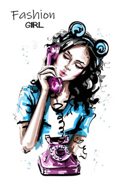 Eski bir vintage tarzı telefon yakışıklı tutan el çekilmiş güzel genç kadın. Şık zarif kız ile ayı kulaklar kafa aksesuar. Moda kadın portre. Kroki. 