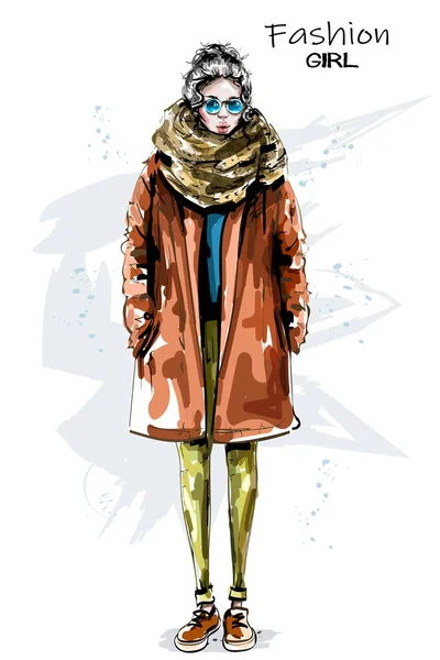 手のコートに描かれたな美しい若い女性 サングラスでスタイリッシュな女の子 ファッションの女性を見ています 冬の服装です スケッチ — ストックベクタ