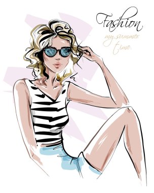Güneş gözlüğü yle el çizilmiş güzel genç kadın. Yazlık kıyafetler giyen şık kız. Moda kadın bakmak. Şortlu güzel tabaklanmış bir kız. Çizim. Vektör çizimi. 