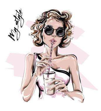 Güneş gözlüğü yle el çizilmiş güzel genç kadın. Şık kız saman ile içki tutan. Moda kadın bakmak. Çizim. Vektör çizimi. 