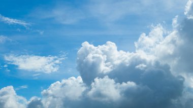 Güzel gökyüzünün çok büyük bulutları var..