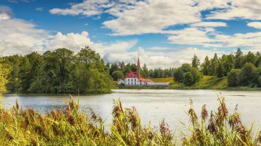 Göllü ve bulutlu yaz manzarası, Rusya 'nın Gatchina Parkı' ndaki Kara Göl 'deki Tarikat Sarayı