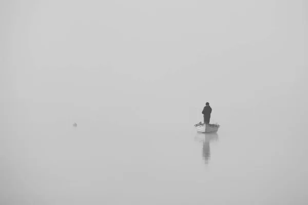 Rybář Lodi Uprostřed Jezera — Stock fotografie