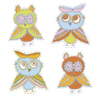 Sevimli karakter karikatür baykuşlar ayarla ve beyaz arka plan üzerinde izole bej portakal mavi yeşil kırmızı kuş kroki owlets doodle. Vektör çizim