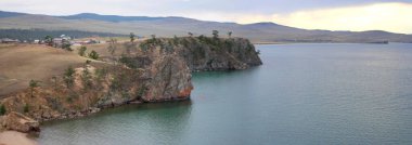 Baykal Gölü manzarası, Sibirya 'nın doğusu, Irkutsk bölgesi, Rusya. Gölün manzarası, dağlar, kayalar, su, günbatımı, akşam gökyüzü