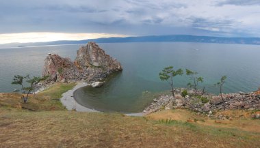 Baykal Gölü manzarası, Sibirya 'nın doğusu, Irkutsk bölgesi, Rusya. Gölün manzarası, dağlar, kayalar, su, günbatımı, akşam gökyüzü