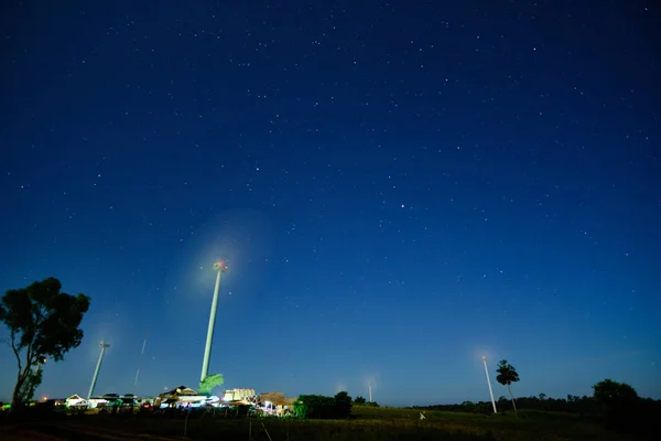 Звездное Ночное Небо Над Полем Ветряной Турбины Переднем Плане Красивое — стоковое фото