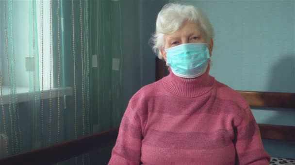 Máscara de virus en la cara de la anciana abuela en su casa para la protección en la prevención de coronavirus covid-19 — Vídeo de stock