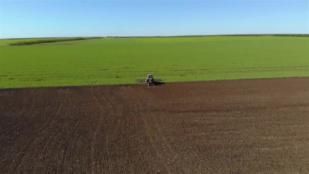 Lustiges Video halbnackter Bauer bei extremer Hitze und Trockenheit, der neben Traktor auf Feld läuft — Stockvideo