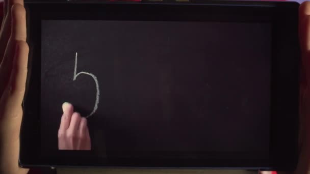 Szkolenie komunikacji online. Chłopiec trzyma tabletkę z równaniem do pracy domowej — Wideo stockowe