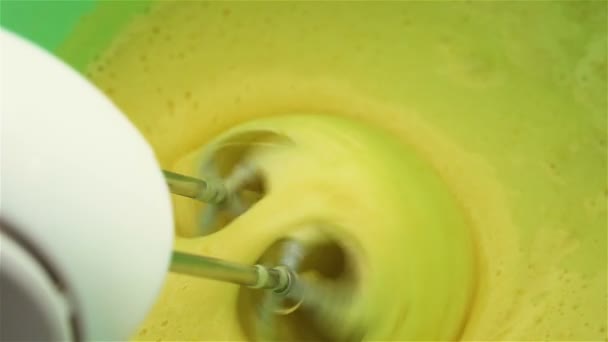 Eigeel en suiker in kom met behulp van elektrische mixer in slow motion — Stockvideo