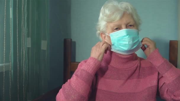 Vieille femme enlève le masque. Femme respire profondément et souriant regardant la caméra — Video