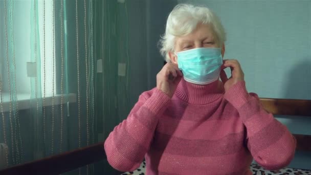 Oude volwassen vrouw doet gezichtsmasker af bij het einde van de operatie, quarantaine en epidemie — Stockvideo