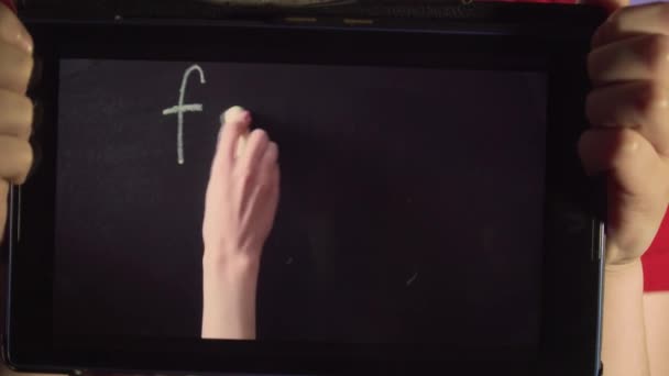 Närbild av surfplatta med online-utbildning. Kvinnors hand skriver ord far och mor — Stockvideo